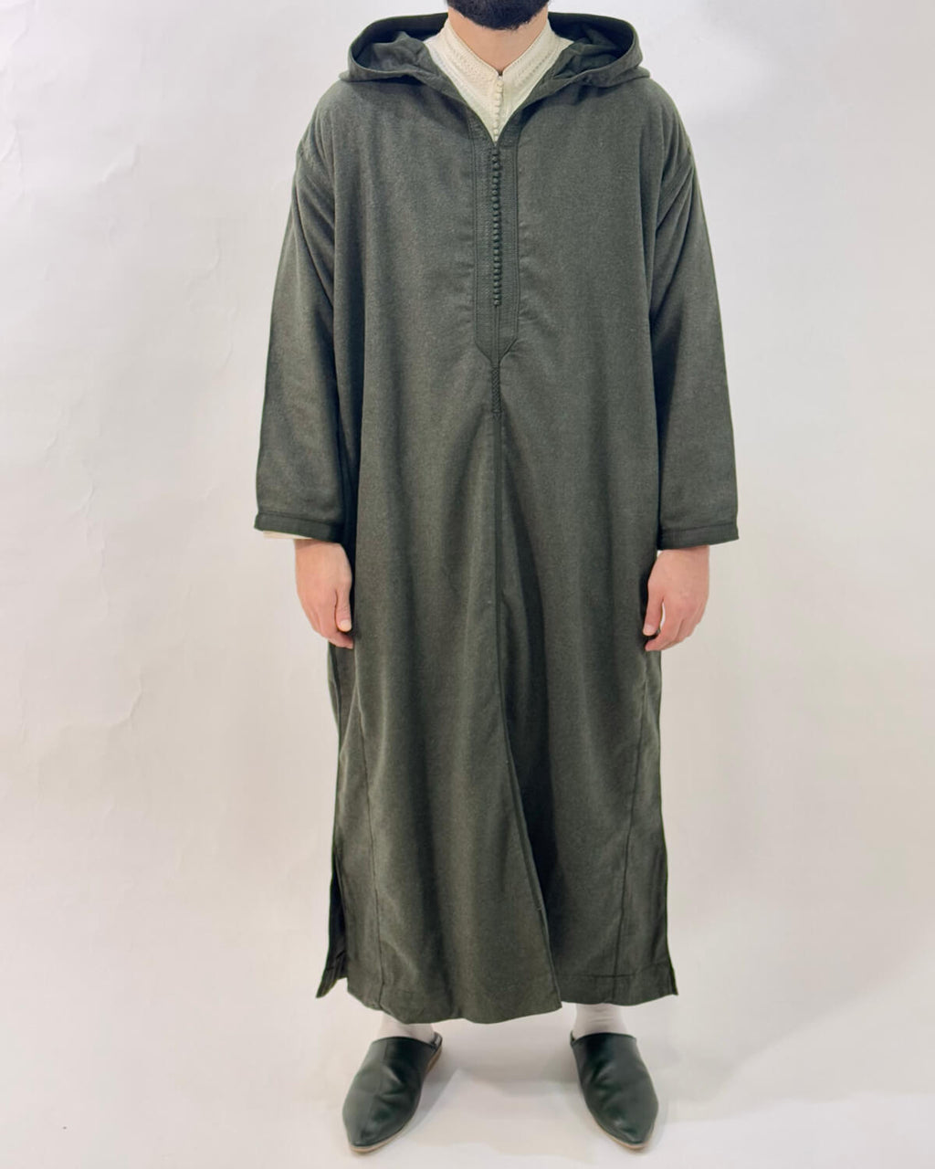 mannequin portant djellaba homme matiere epaisse de couleur vert avec un travail finition faite main vue entiere