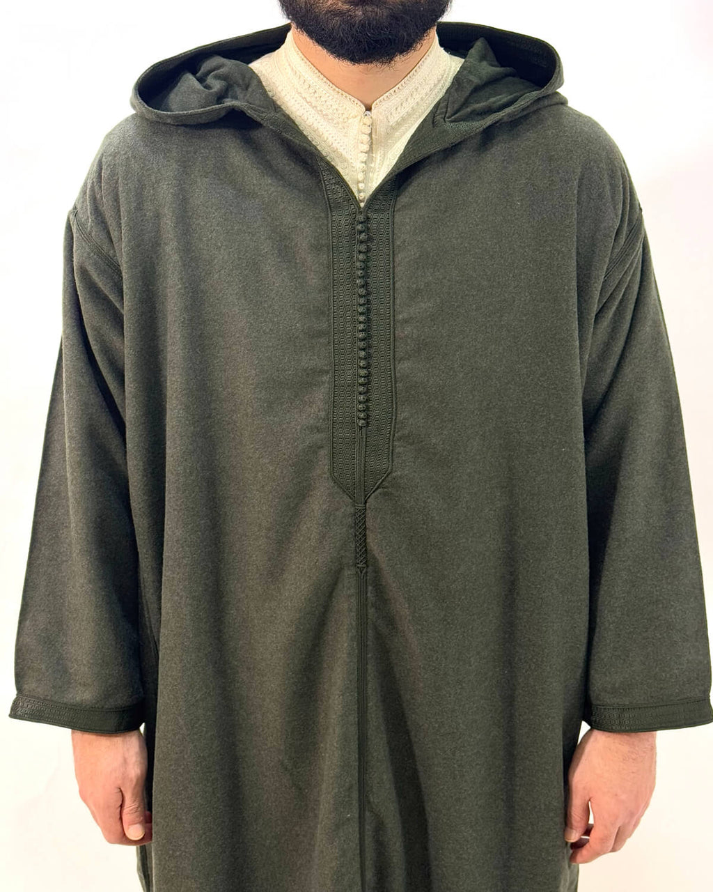 mannequin portant djellaba homme matiere epaisse de couleur vert avec un travail finition faite main vue motifs