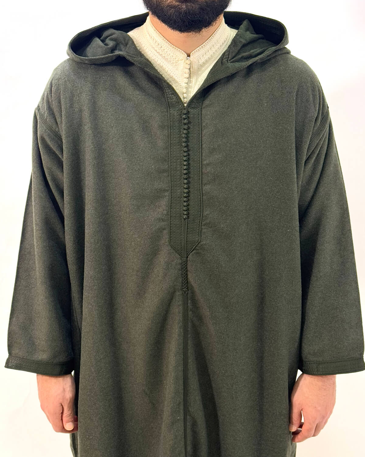 mannequin portant djellaba homme matiere epaisse de couleur vert avec un travail finition faite main vue motifs