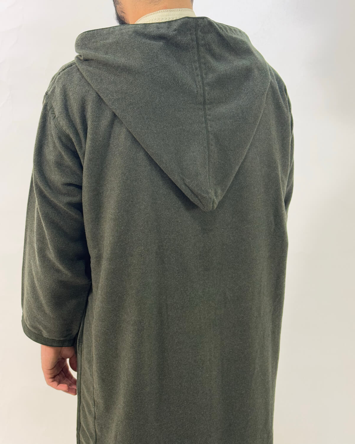 mannequin portant djellaba homme matiere epaisse de couleur vert avec un travail finition faite main vue dos