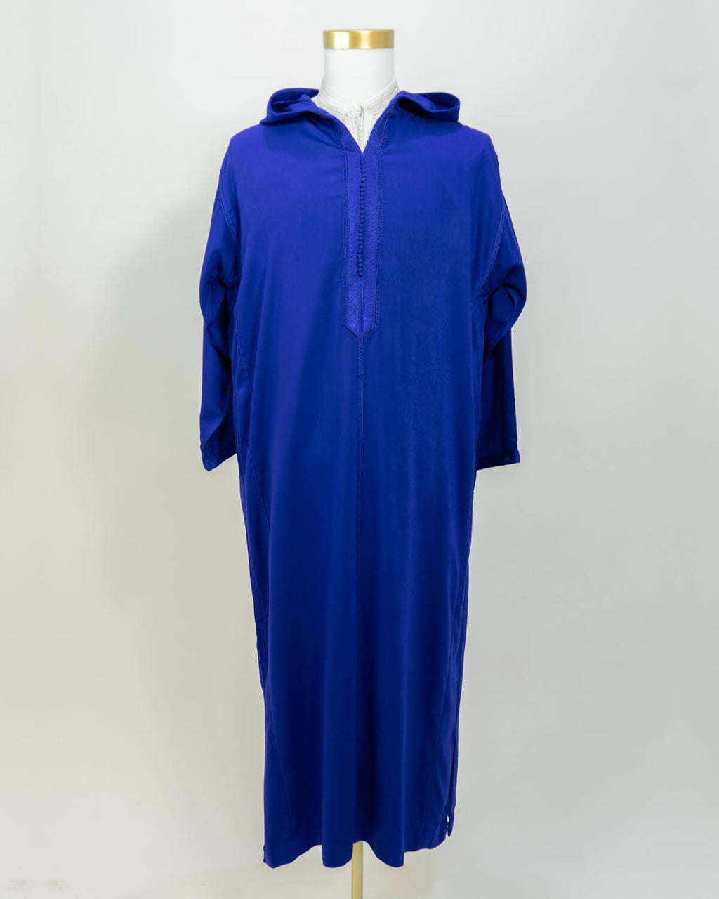 mannequin portant djellaba homme matiere legere de couleur bleu avec un travail finition faite main vue entiere