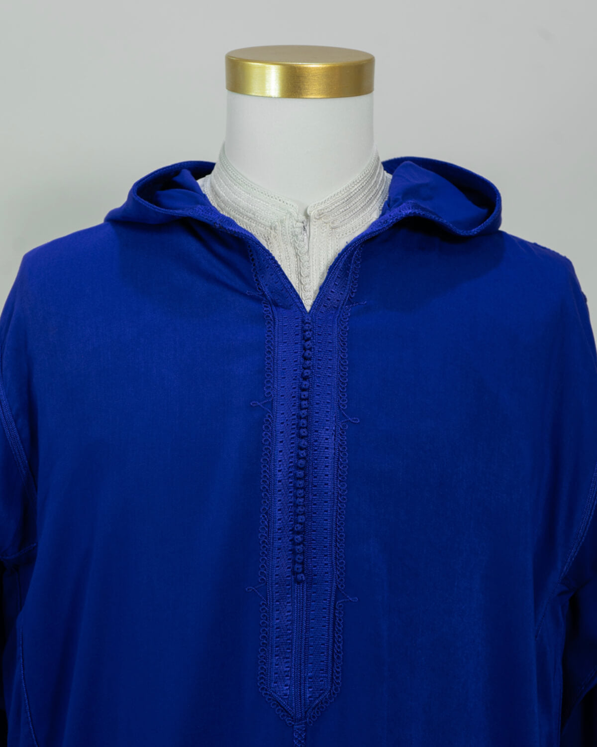 mannequin portant djellaba homme matiere legere de couleur bleu avec un travail finition faite main vue motifs