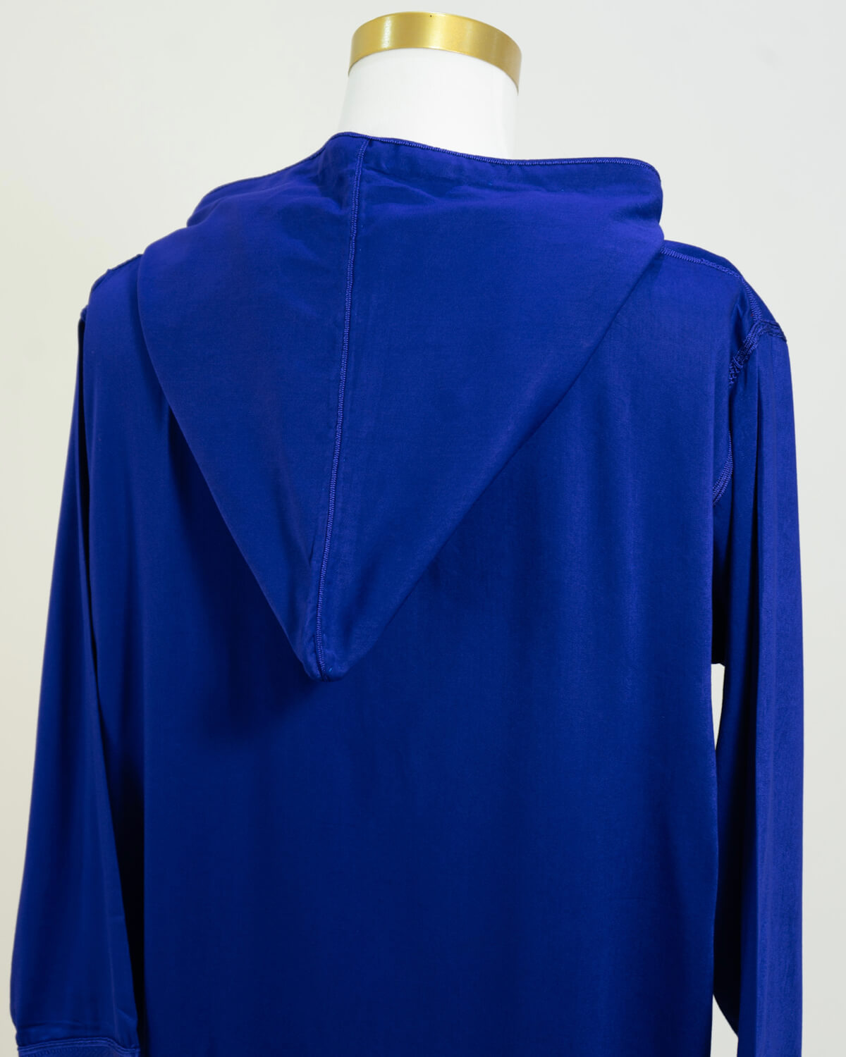 mannequin portant djellaba homme matiere legere de couleur bleu avec un travail finition faite main vue dos