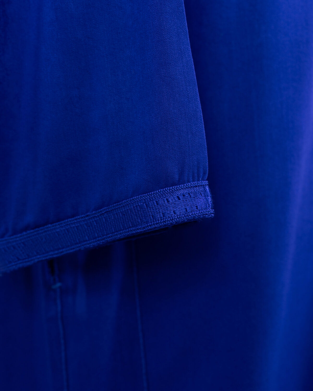 mannequin portant djellaba homme matiere legere de couleur bleu avec un travail finition faite main vue manche
