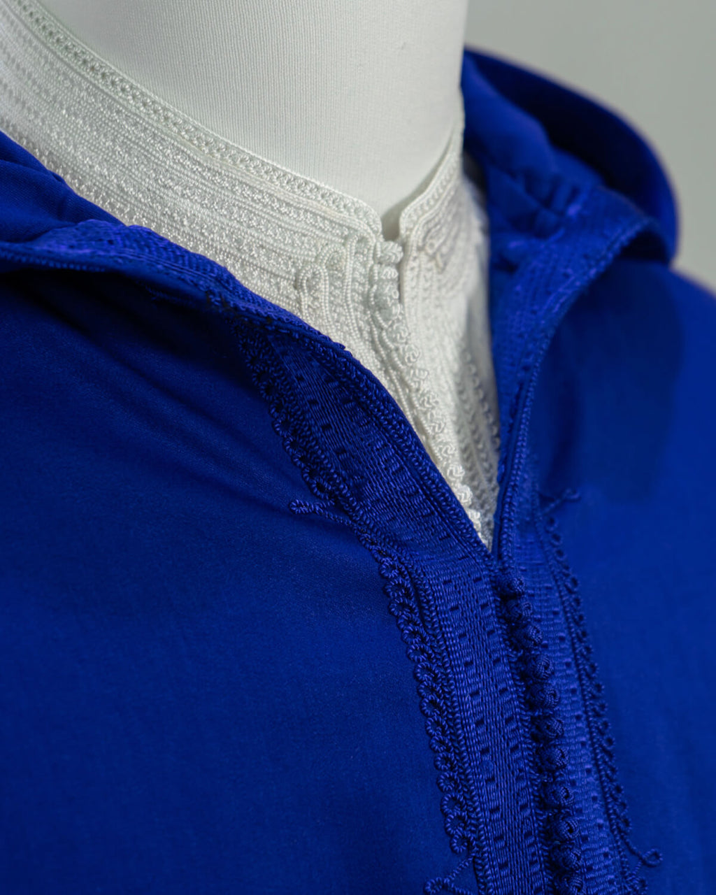 mannequin portant djellaba homme matiere legere de couleur bleu avec un travail finition faite main vue details-rapproches