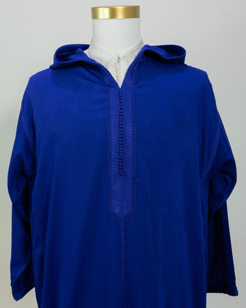 mannequin portant djellaba homme matiere legere de couleur bleu avec un travail finition faite main vue face-rapprochee
