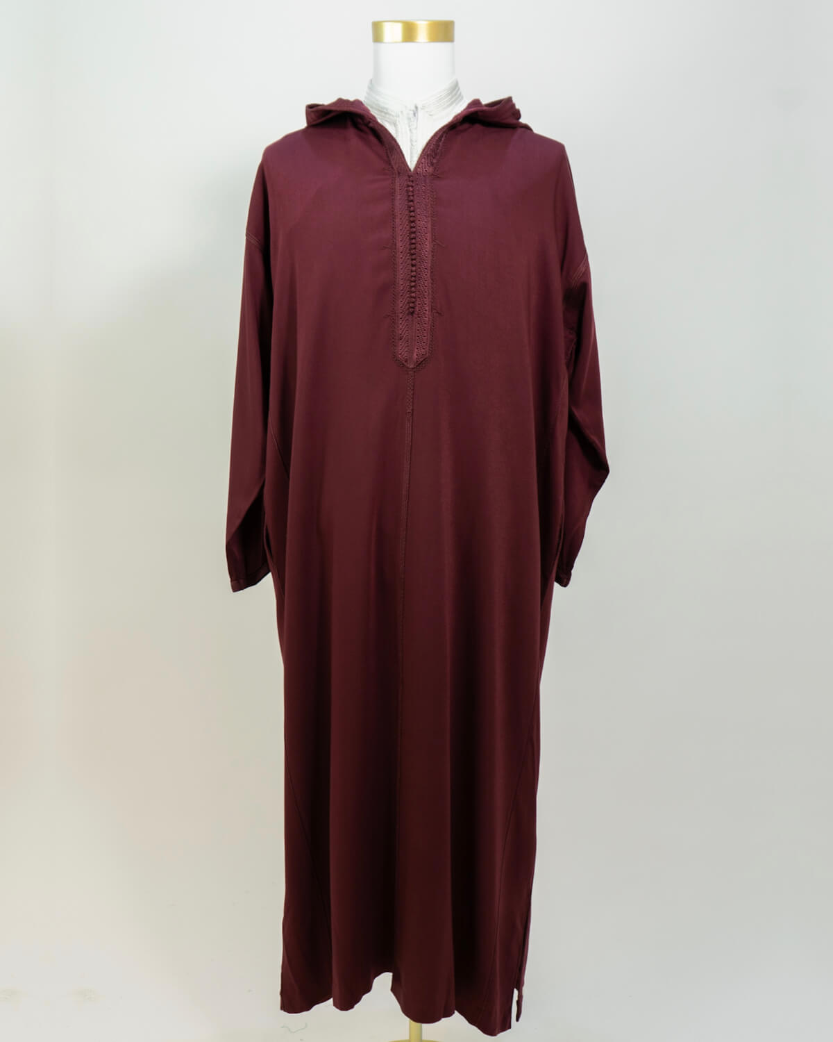 mannequin portant djellaba homme matiere legere de couleur bordeaux avec un travail finition faite main vue entiere