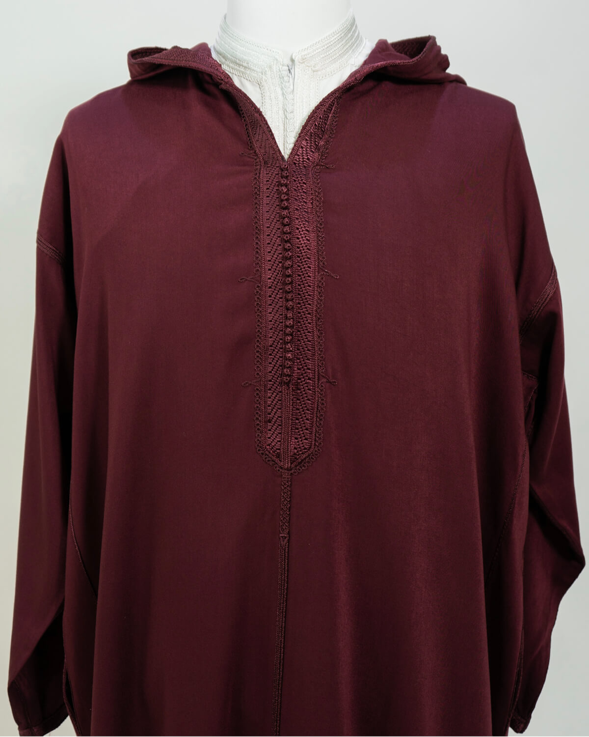 mannequin portant djellaba homme matiere legere de couleur bordeaux avec un travail finition faite main vue face-rapprochee