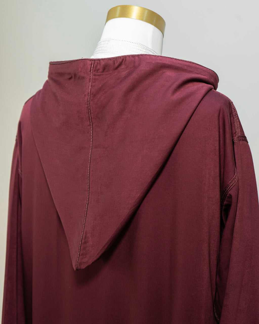 mannequin portant djellaba homme matiere legere de couleur bordeaux avec un travail finition faite main vue dos