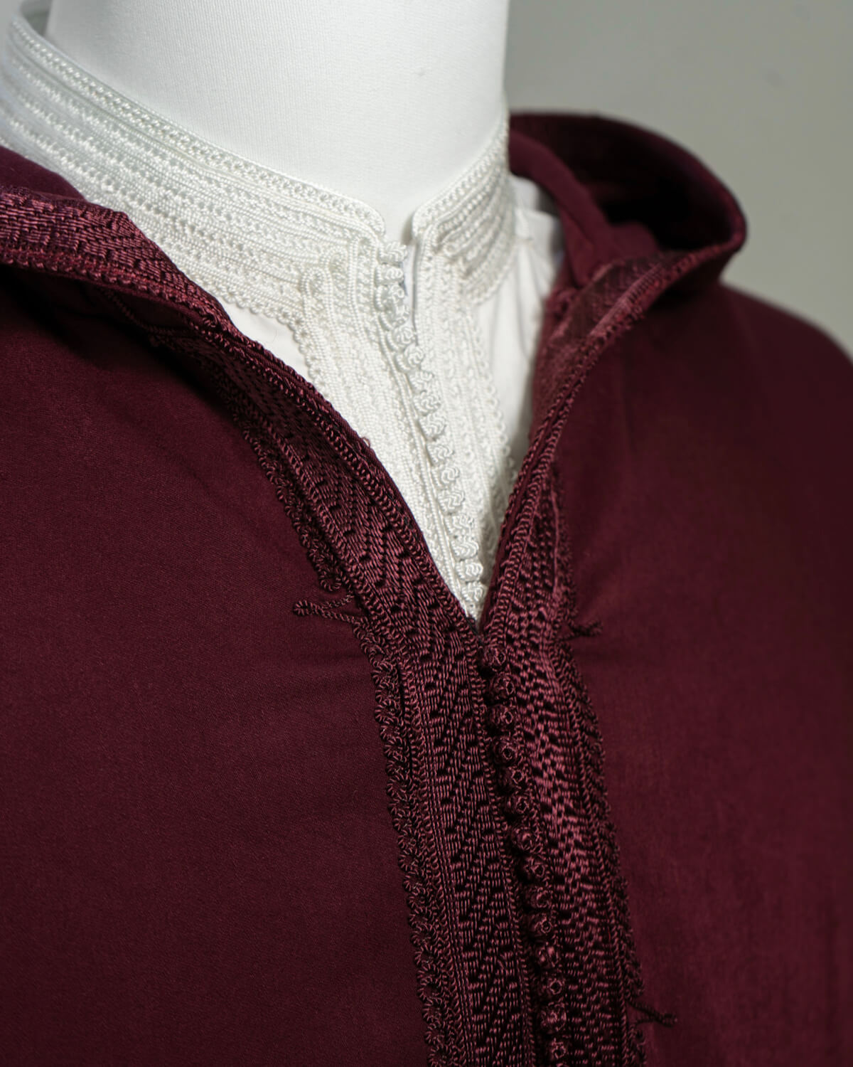 mannequin portant djellaba homme matiere legere de couleur bordeaux avec un travail finition faite main vue motifs