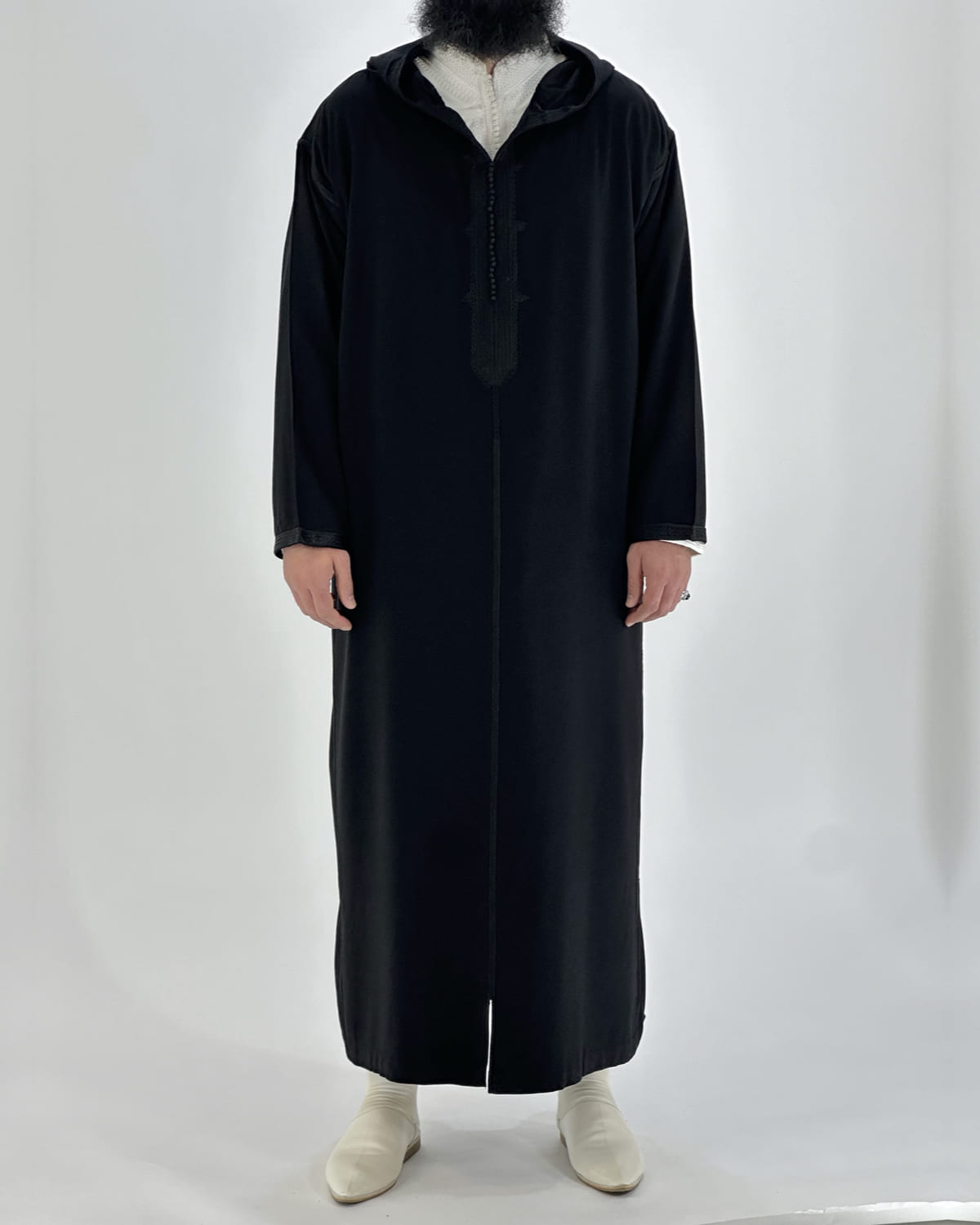 mannequin portant djellaba homme matiere legere de couleur noir avec un travail finition faite main vue entiere