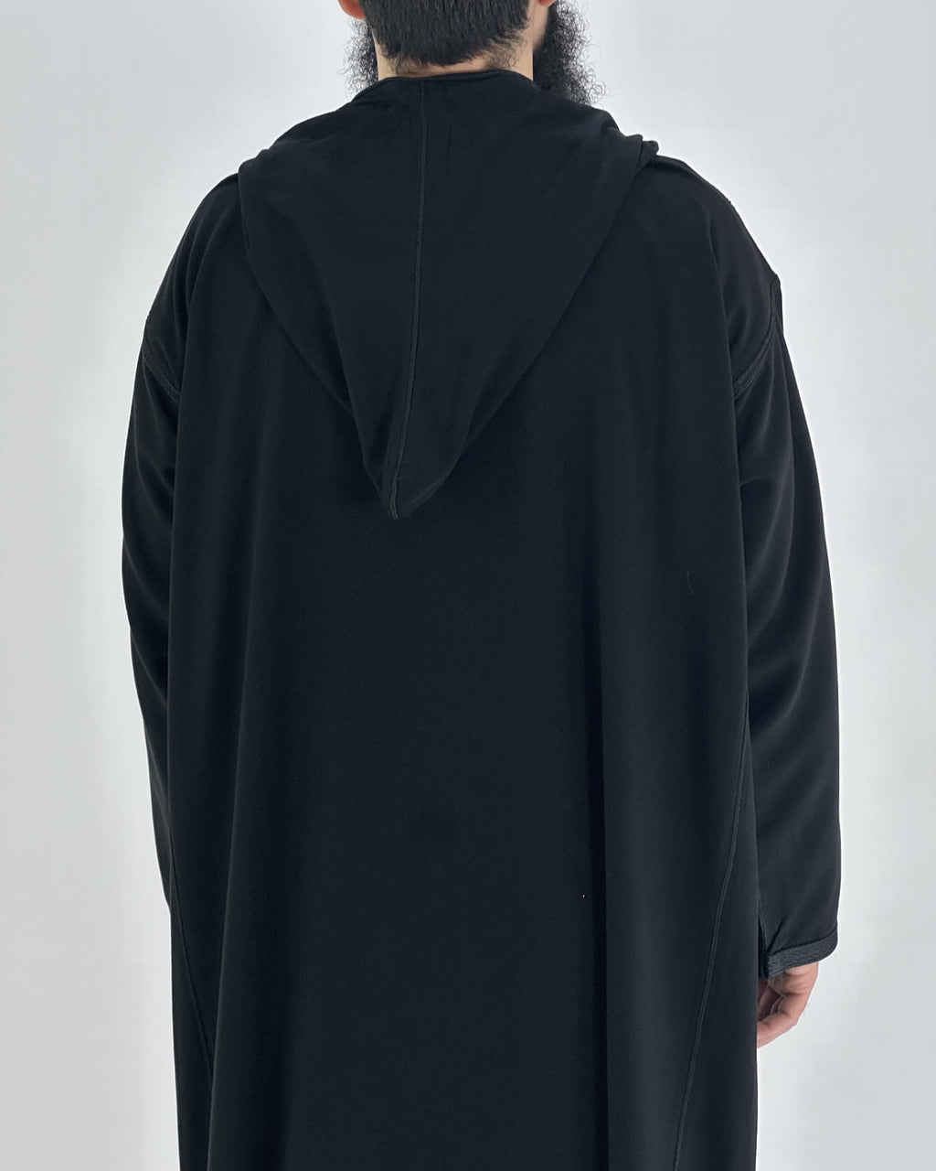 mannequin portant djellaba homme matiere legere de couleur noir avec un travail finition faite main vue dos