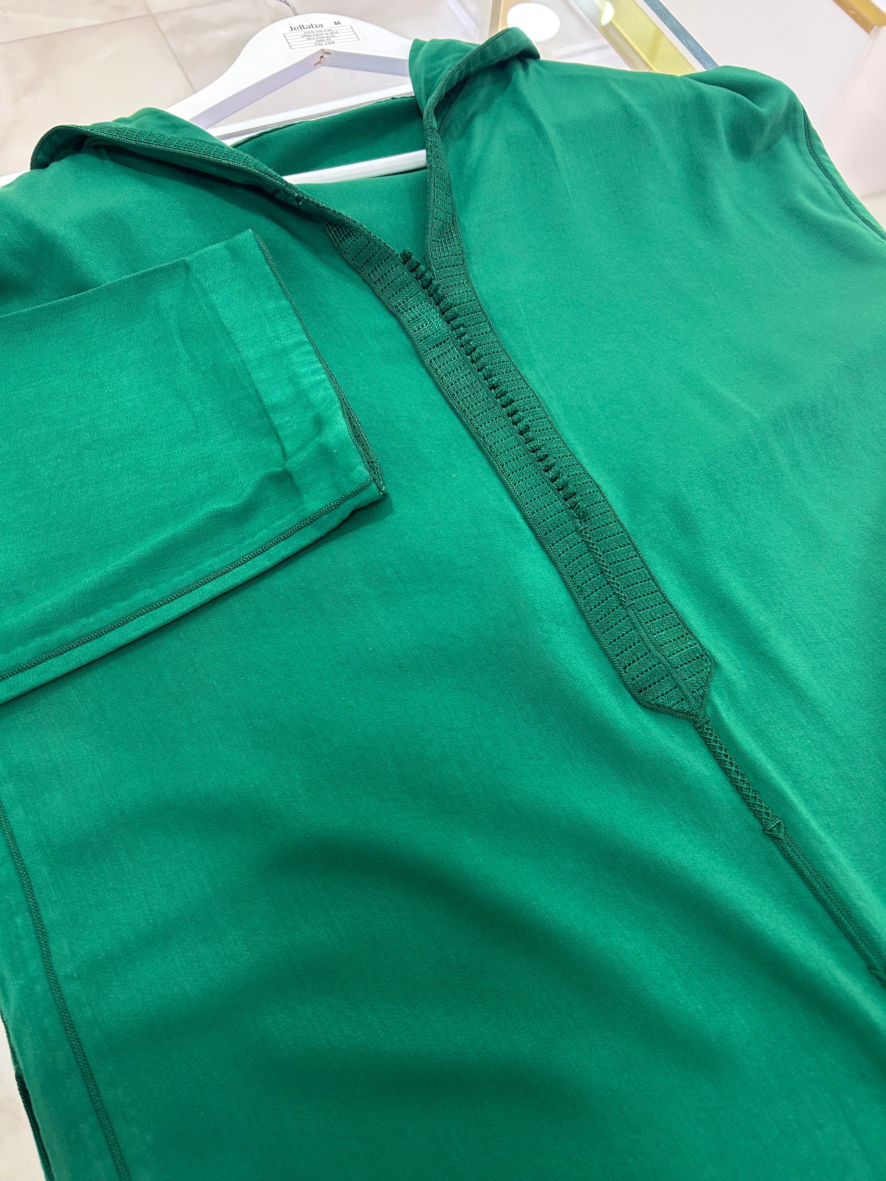 mannequin portant djellaba homme matiere legere de couleur vert avec un travail entierement fait main vue motifs