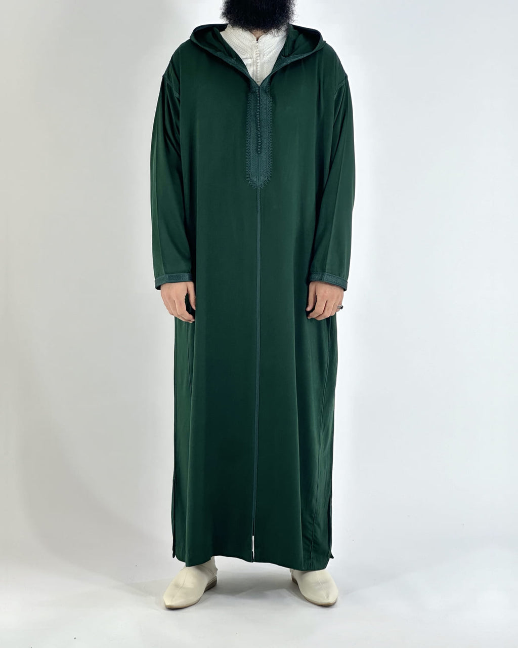 mannequin portant djellaba homme matiere legere de couleur vert avec un travail finition faite main vue entiere