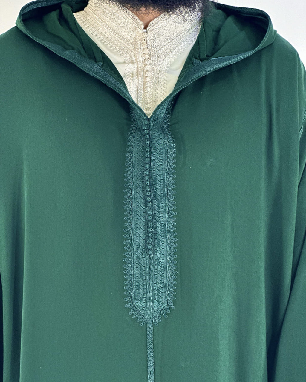 mannequin portant djellaba homme matiere legere de couleur vert avec un travail finition faite main vue motifs