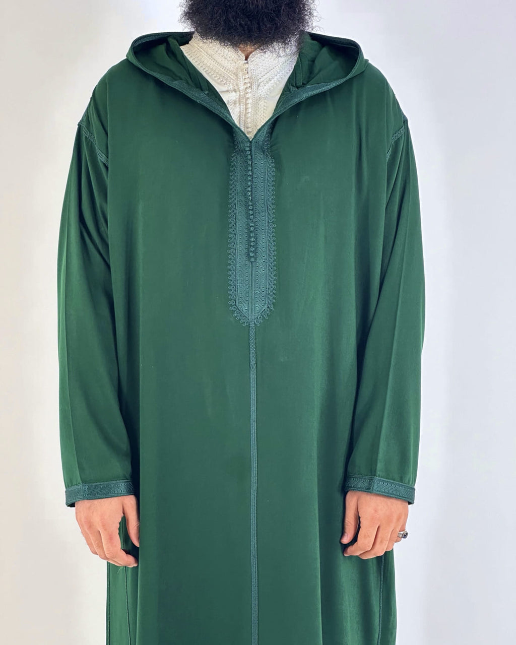 mannequin portant djellaba homme matiere legere de couleur vert avec un travail finition faite main vue face-rapprochee