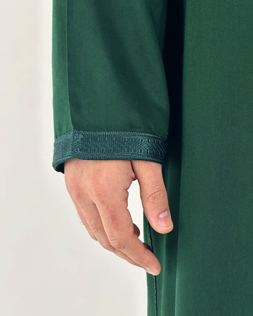 mannequin portant djellaba homme matiere legere de couleur vert avec un travail finition faite main vue manche