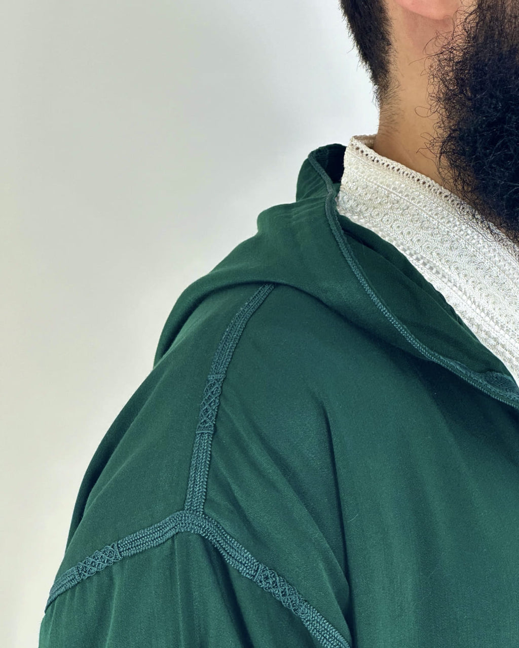 mannequin portant djellaba homme matiere legere de couleur vert avec un travail finition faite main vue details-rapproches