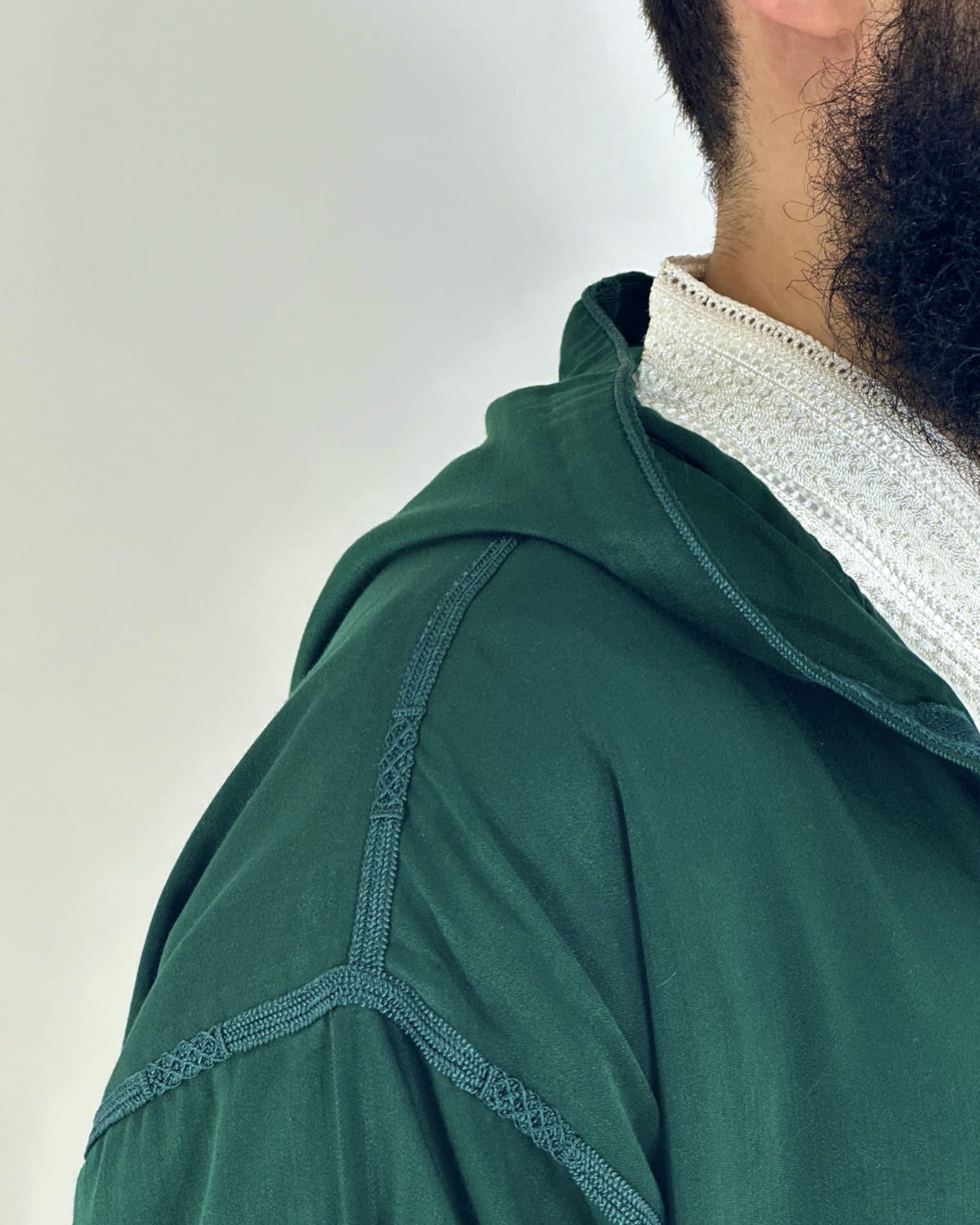 mannequin portant djellaba homme matiere legere de couleur vert avec un travail finition faite main vue details-rapproches
