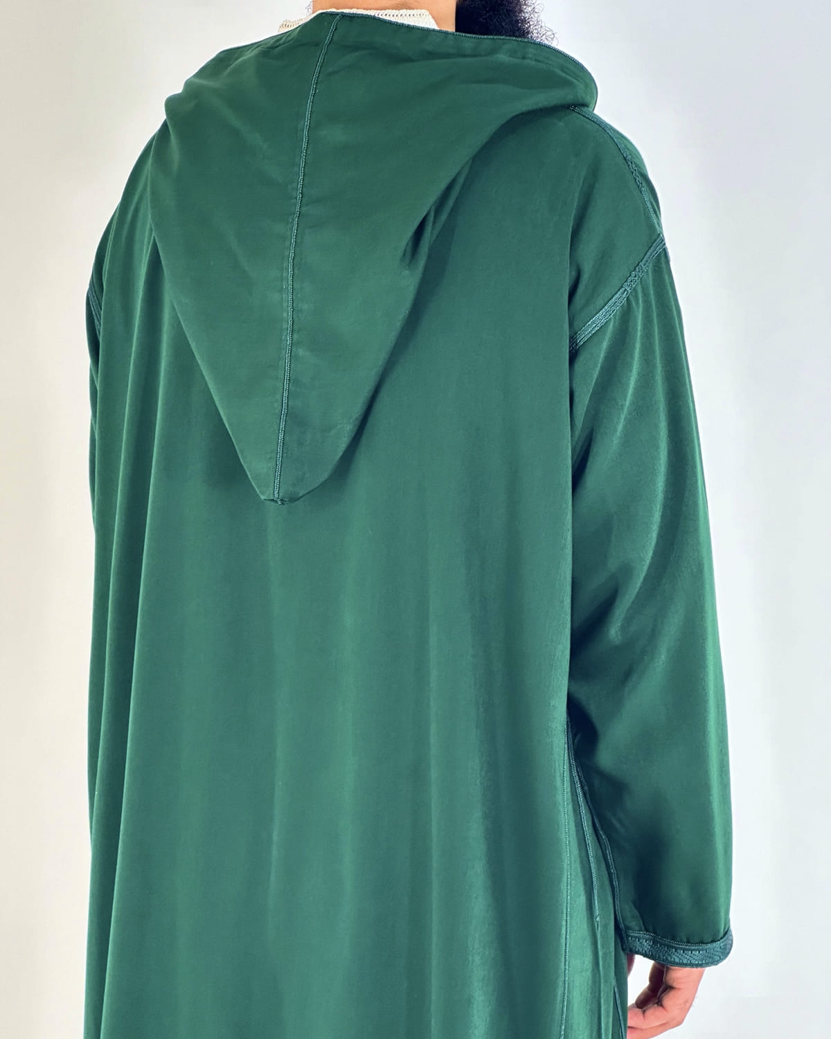 mannequin portant djellaba homme matiere legere de couleur vert avec un travail finition faite main vue dos