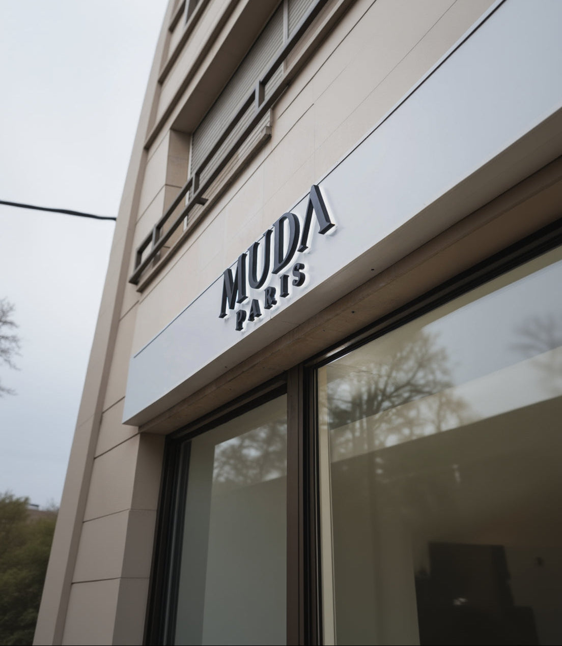 enseigne du magasin Muda Paris à clichy présentant l'écriture du logo "MUDA PARIS"