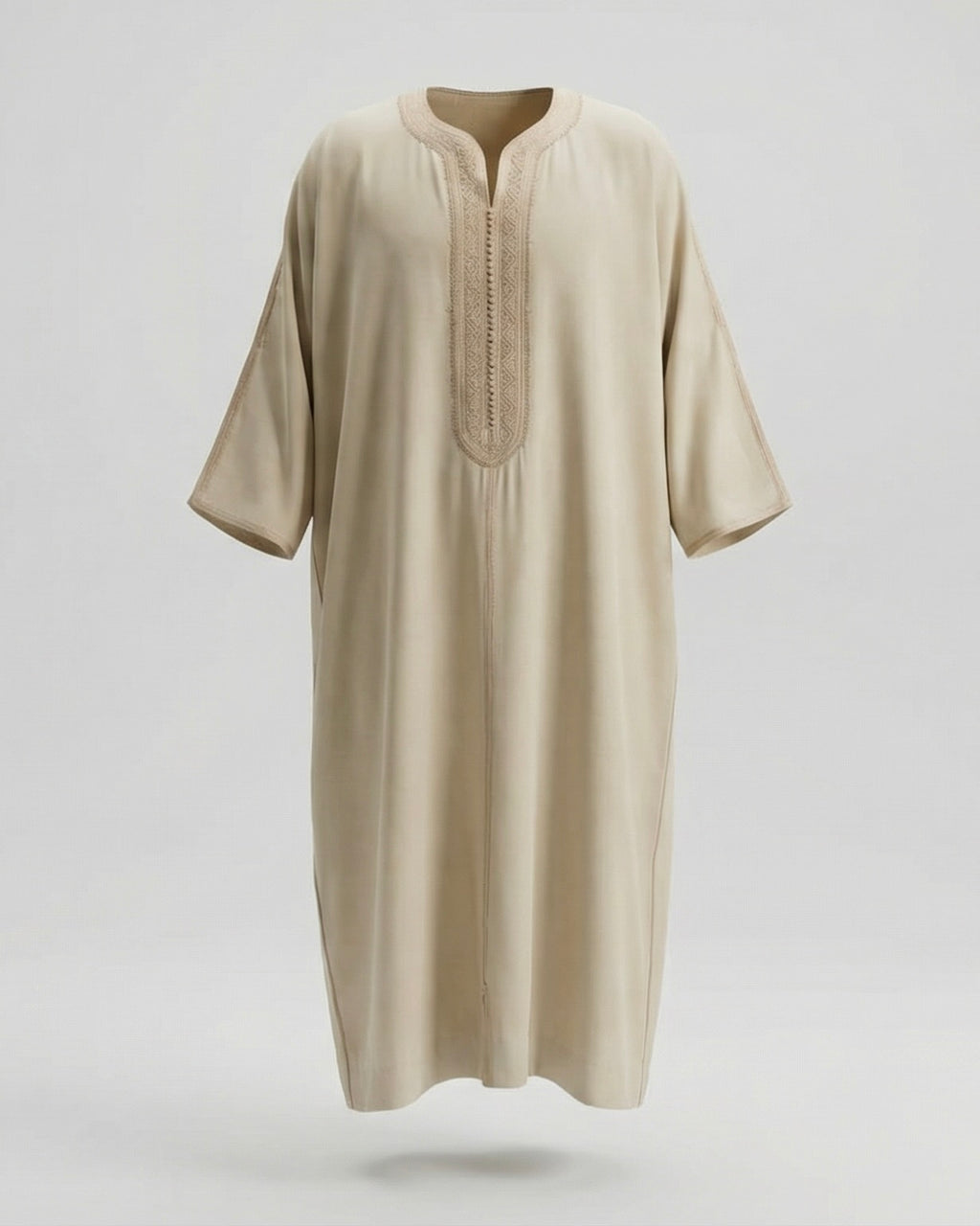 mannequin portant gandoura homme matiere gabardine de couleur beige avec un travail motifs fait main vue entiere