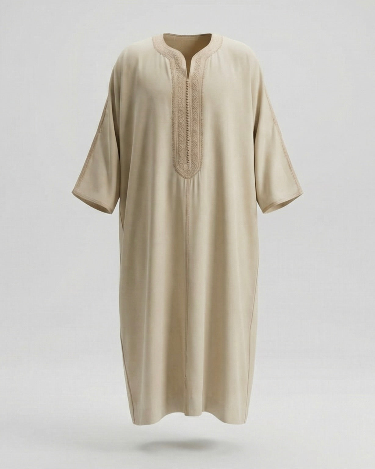 mannequin portant gandoura homme matiere gabardine de couleur beige avec un travail motifs fait main vue entiere