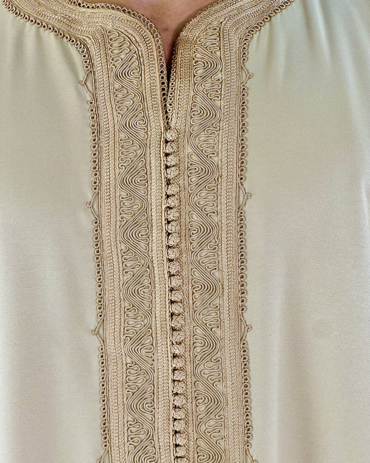 mannequin portant gandoura homme matiere gabardine de couleur beige avec un travail motifs fait main vue motifs