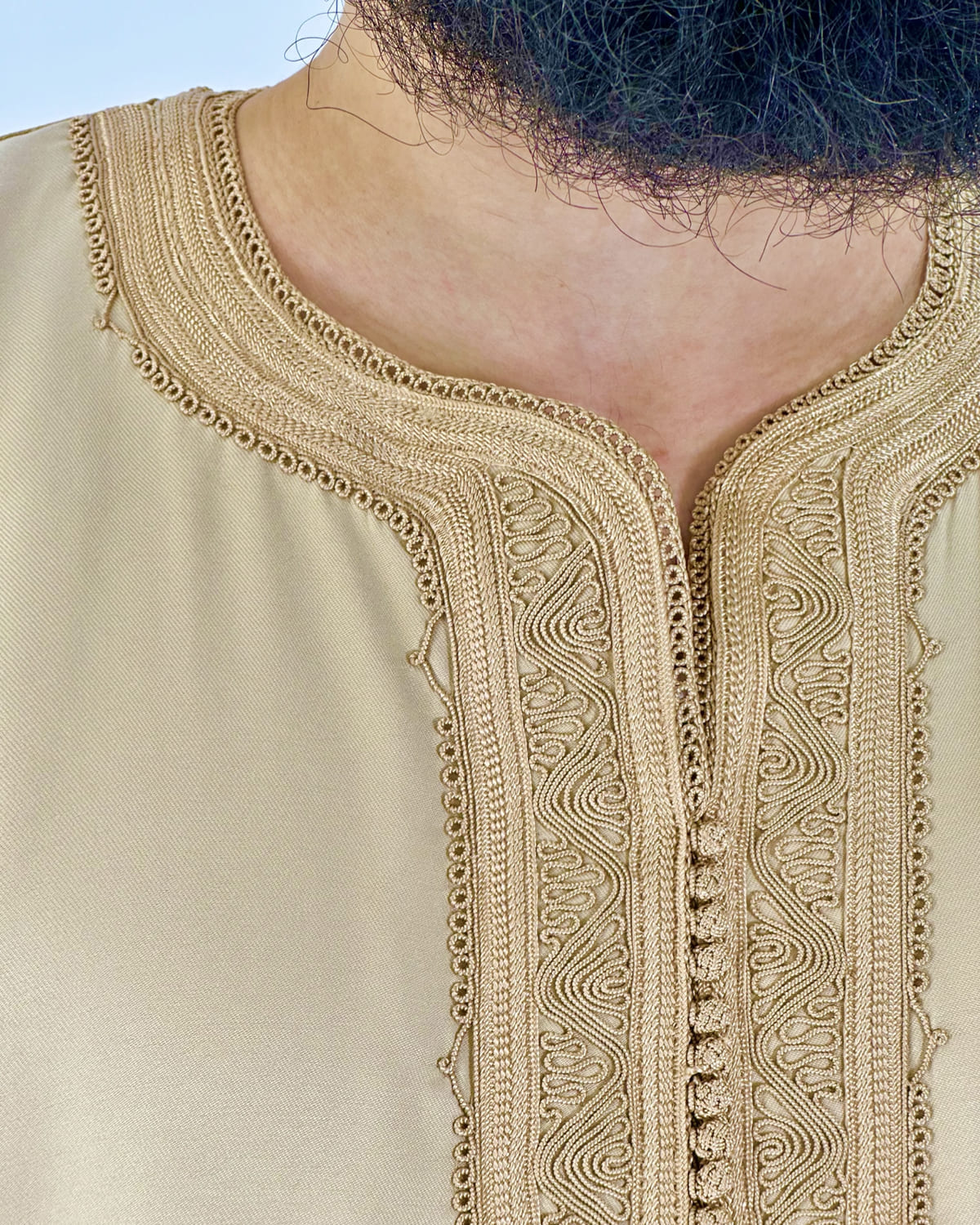 mannequin portant gandoura homme matiere gabardine de couleur beige avec un travail motifs fait main vue details-rapproches