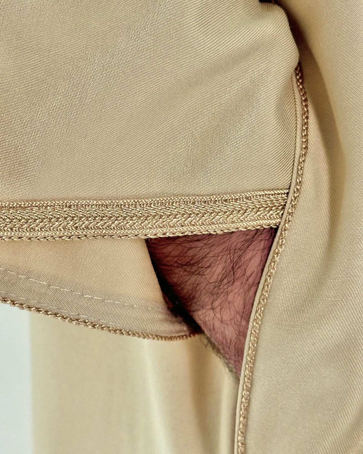 mannequin portant gandoura homme matiere gabardine de couleur beige avec un travail motifs fait main vue manche