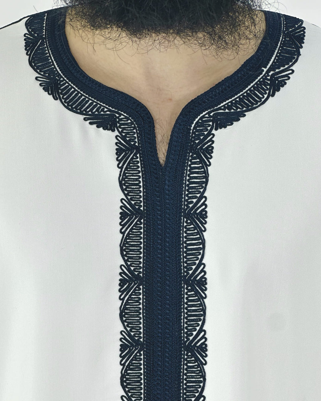mannequin portant gandoura homme matiere gabardine de couleur blanc-et-bleu avec un travail motifs traditionnels brodés vue motifs