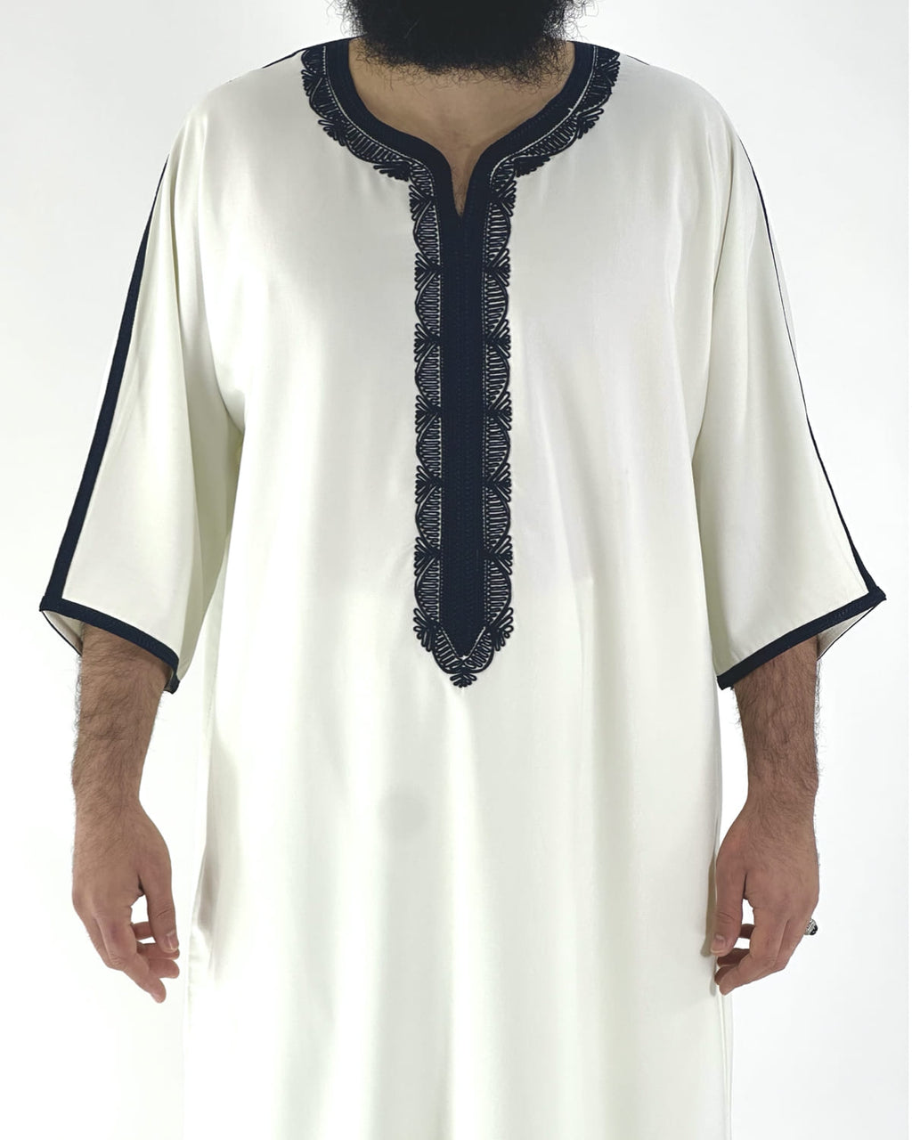 mannequin portant gandoura homme matiere gabardine de couleur blanc-et-bleu avec un travail motifs traditionnels brodés vue face-rapprochee