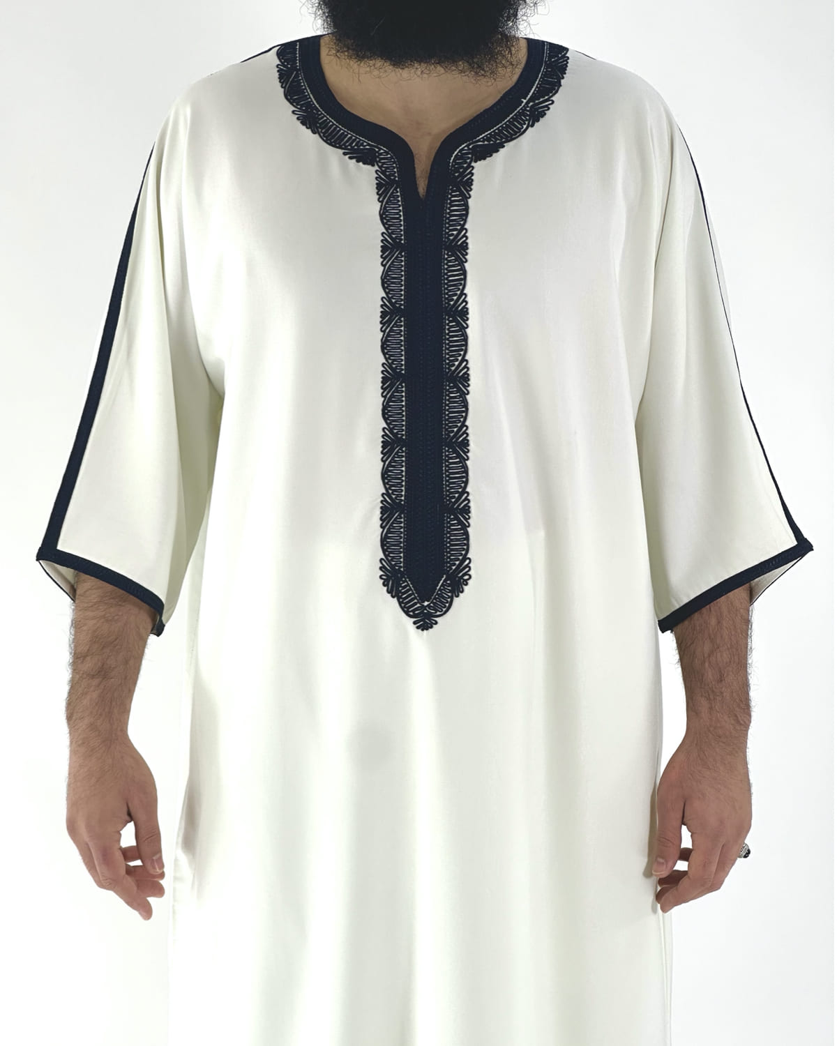 mannequin portant gandoura homme matiere gabardine de couleur blanc-et-bleu avec un travail motifs traditionnels brodés vue face-rapprochee