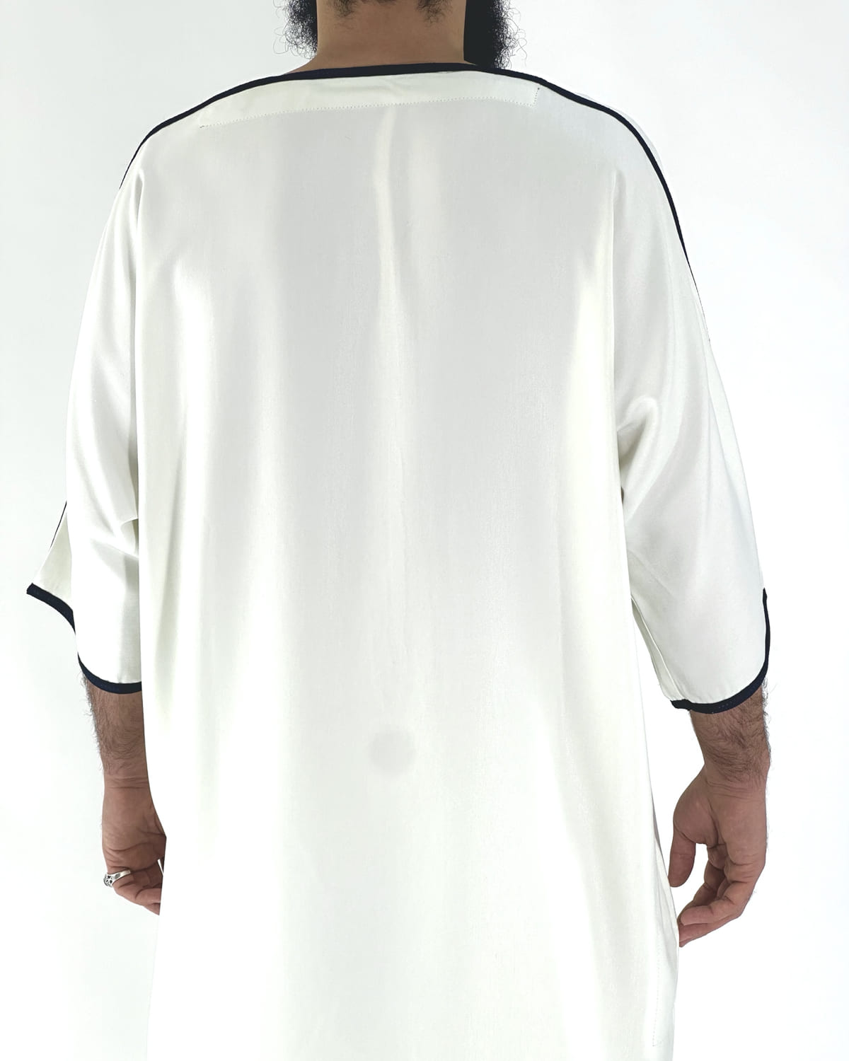 mannequin portant gandoura homme matiere gabardine de couleur blanc-et-bleu avec un travail motifs traditionnels brodés vue dos
