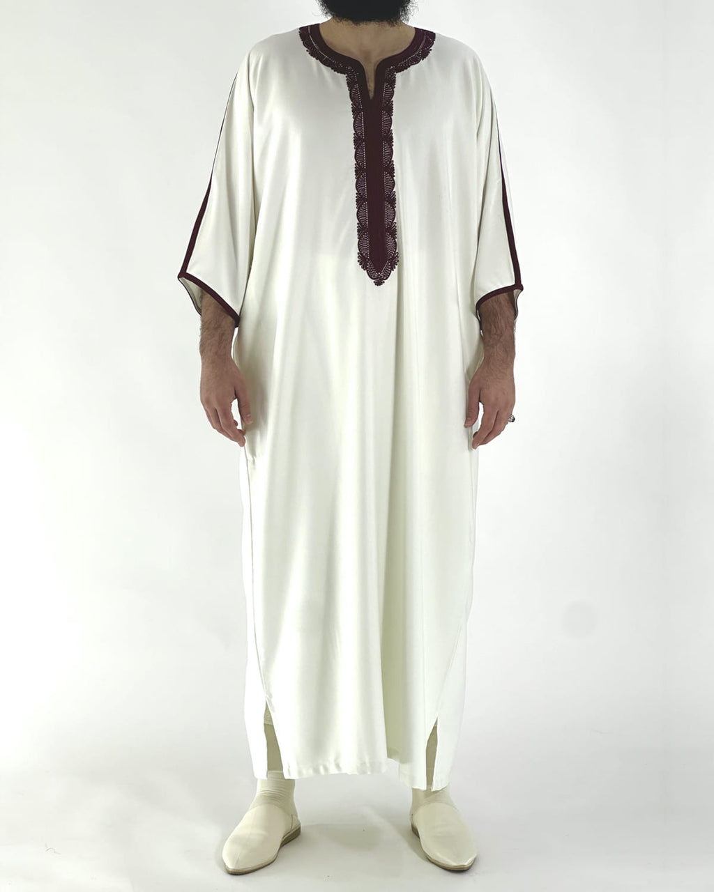 mannequin portant gandoura homme matiere gabardine de couleur blanc-et-bleu avec un travail motifs traditionnels brodés vue entiere