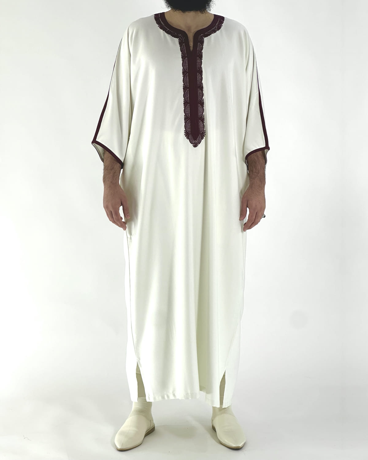 mannequin portant gandoura homme matiere gabardine de couleur blanc-et-bleu avec un travail motifs traditionnels brodés vue entiere