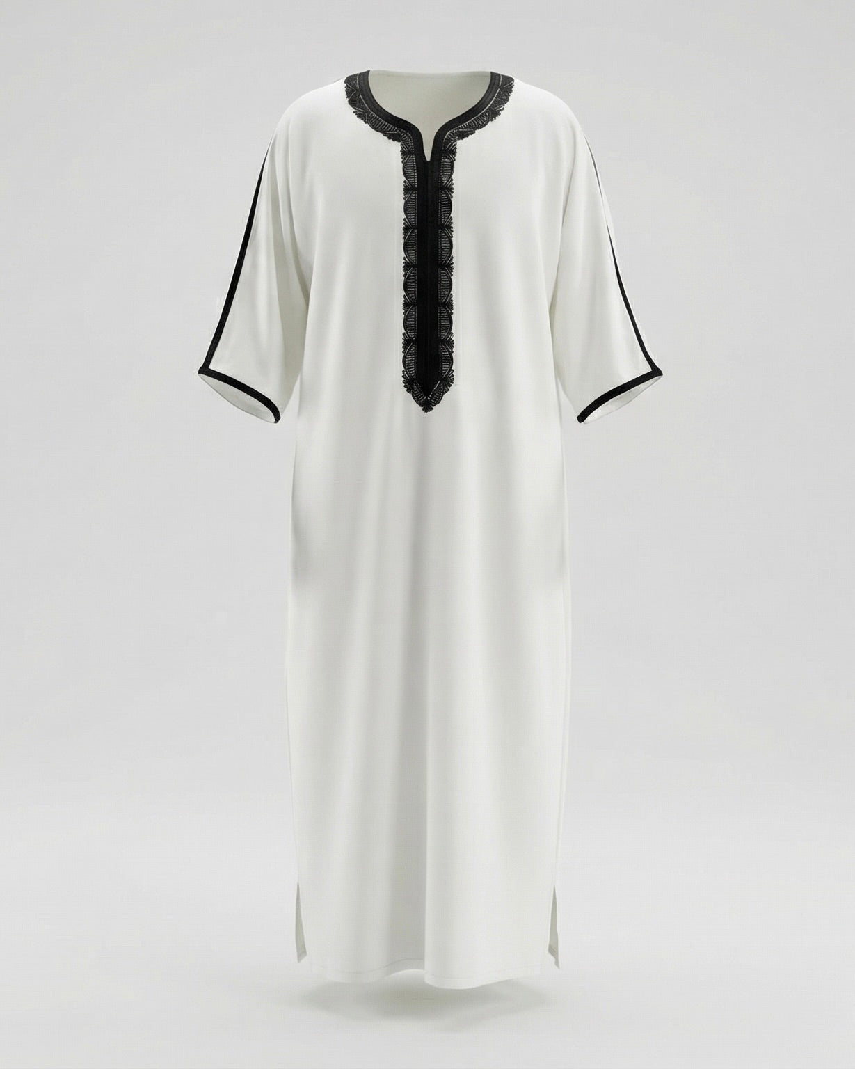 mannequin portant gandoura homme matiere gabardine de couleur blanc-et-bleu avec un travail motifs traditionnels brodés vue entiere