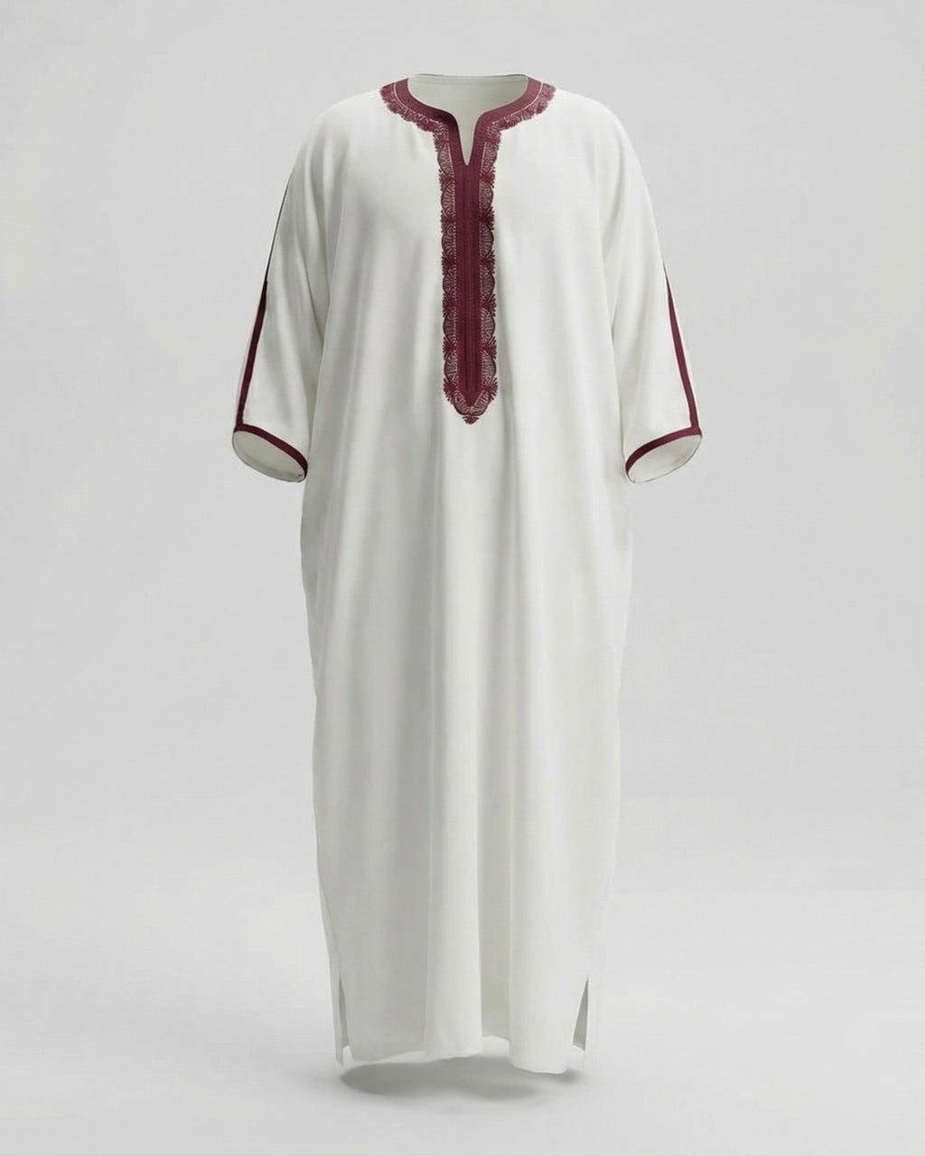 mannequin portant gandoura homme matiere gabardine de couleur blanc-et-bordeaux avec un travail motifs traditionnels brodés vue entiere