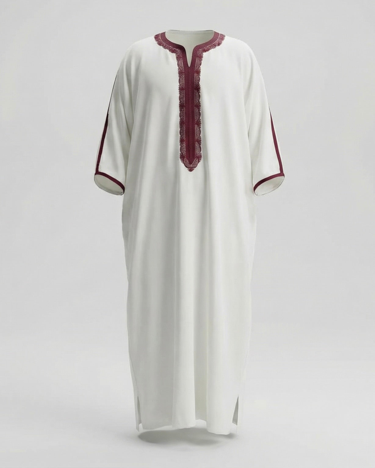 mannequin portant gandoura homme matiere gabardine de couleur blanc-et-bordeaux avec un travail motifs traditionnels brodés vue entiere