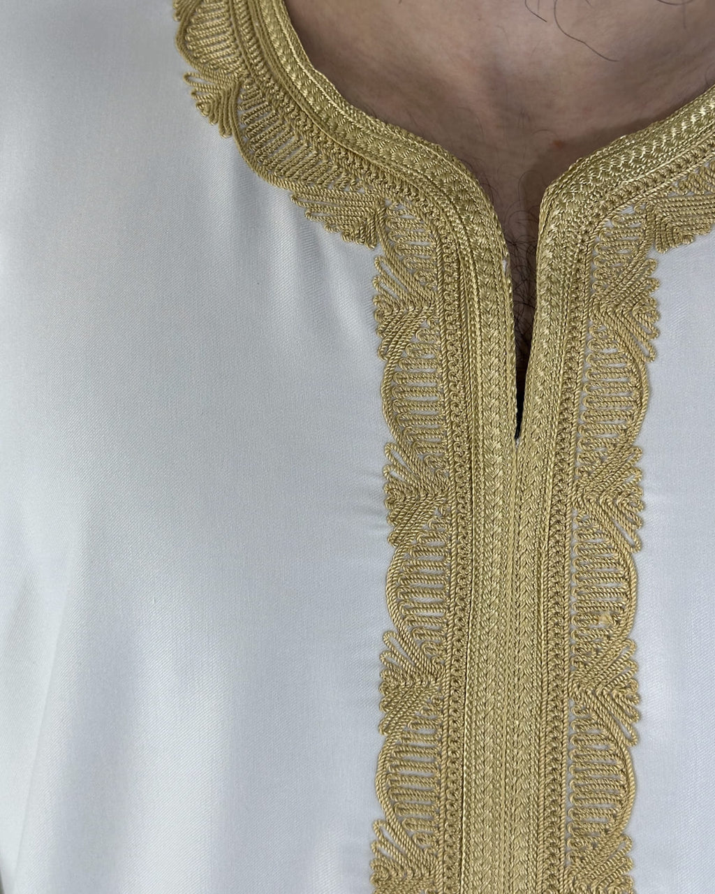 mannequin portant gandoura homme matiere gabardine de couleur blanc-et-or avec un travail motifs traditionnels brodés vue motifs