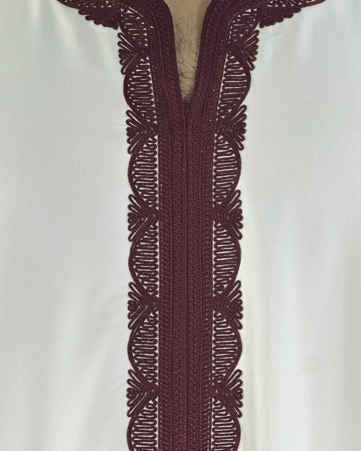 mannequin portant gandoura homme matiere gabardine de couleur blanc-et-rouge avec un travail motifs traditionnels brodés vue motifs