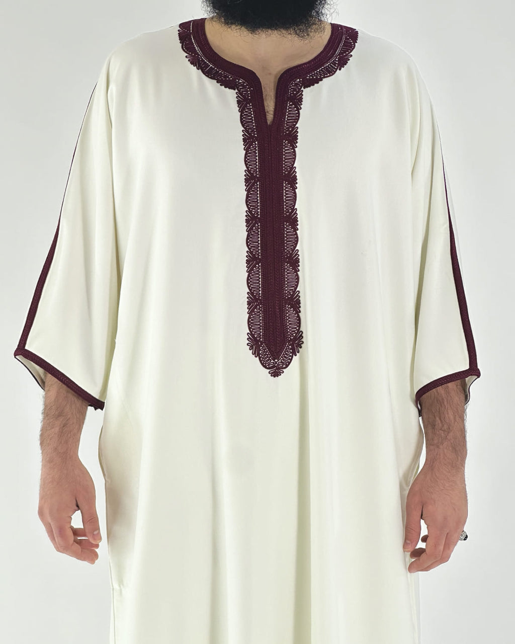 mannequin portant gandoura homme matiere gabardine de couleur blanc-et-rouge avec un travail motifs traditionnels brodés vue face-rapprochee