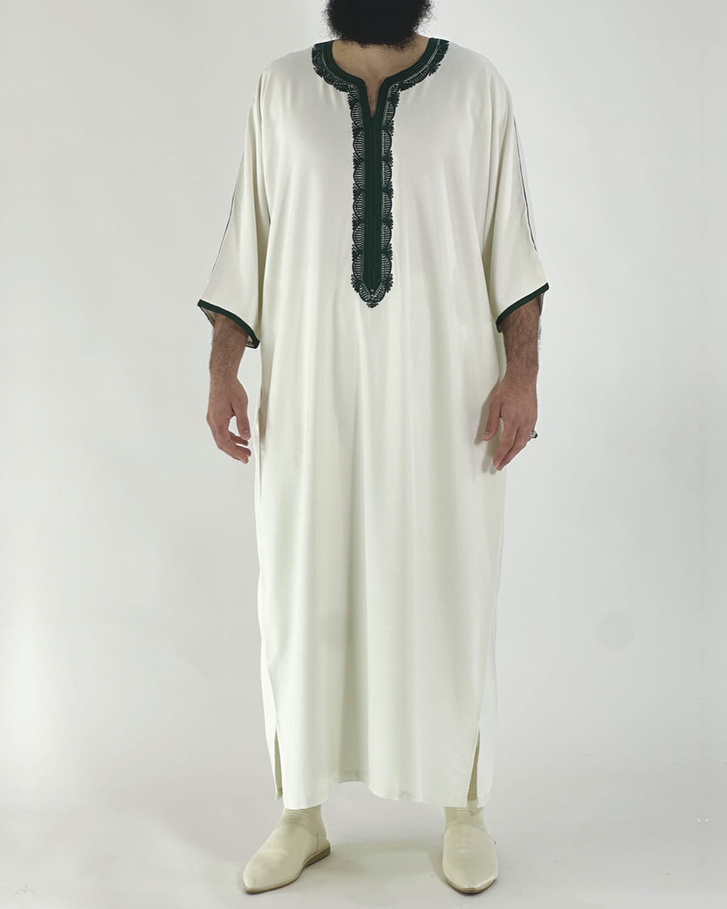 mannequin portant gandoura homme matiere gabardine de couleur blanc-et-vert avec un travail motifs traditionnels brodés vue entiere