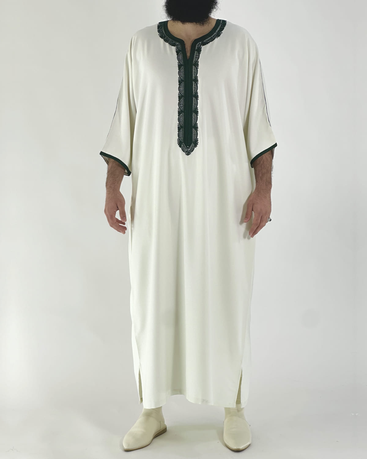 mannequin portant gandoura homme matiere gabardine de couleur blanc-et-vert avec un travail motifs traditionnels brodés vue entiere