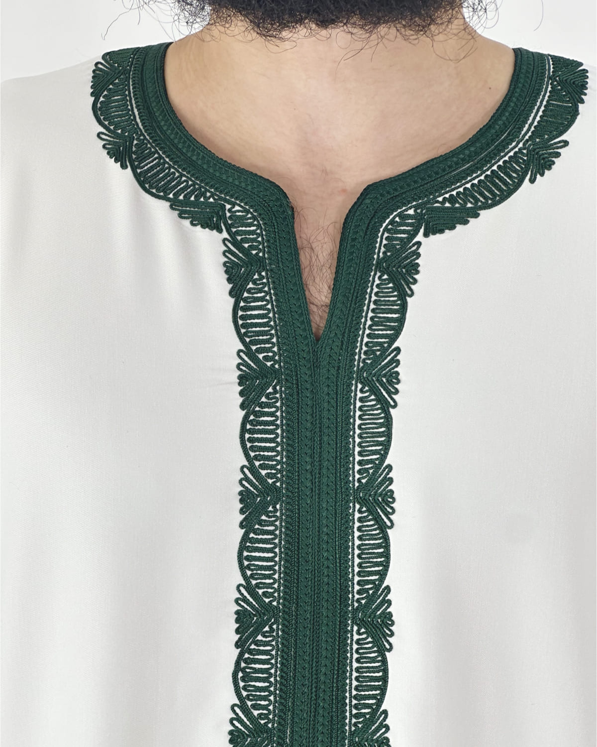 mannequin portant gandoura homme matiere gabardine de couleur blanc-et-vert avec un travail motifs traditionnels brodés vue motifs