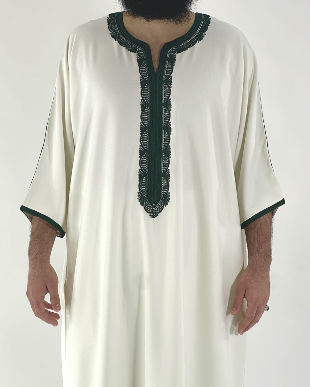 mannequin portant gandoura homme matiere gabardine de couleur blanc-et-vert avec un travail motifs traditionnels brodés vue face-rapprochee