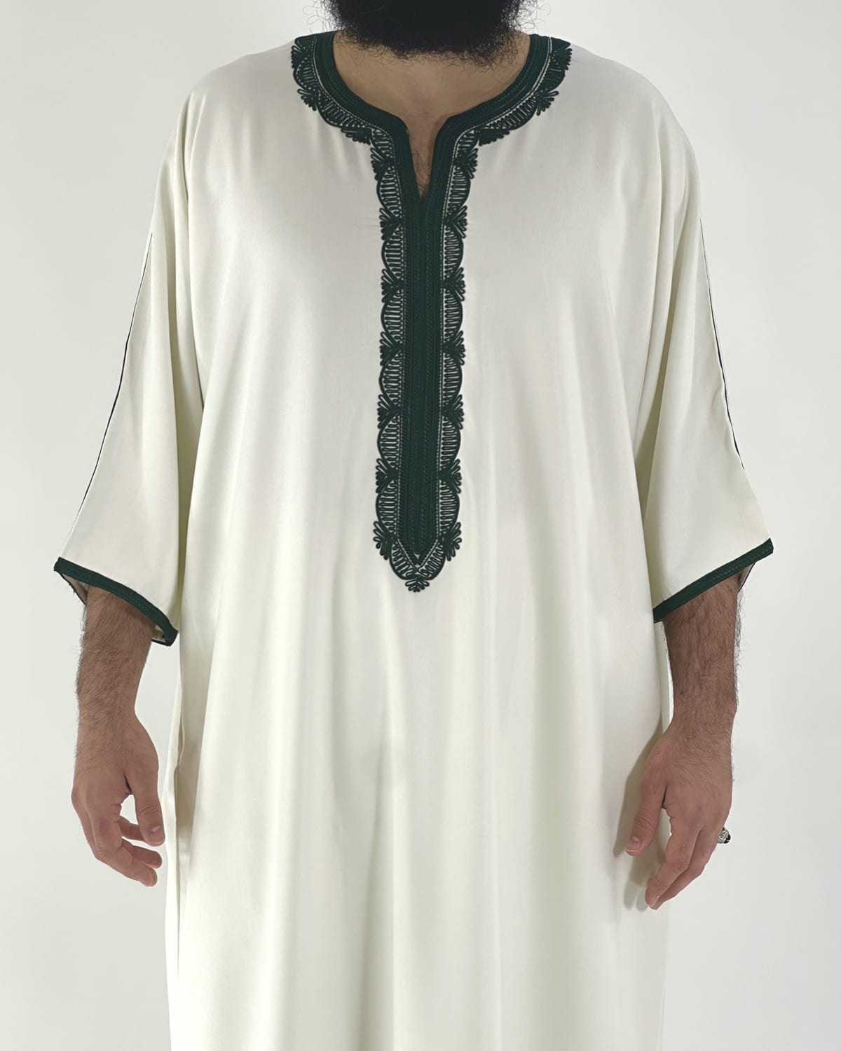 mannequin portant gandoura homme matiere gabardine de couleur blanc-et-vert avec un travail motifs traditionnels brodés vue face-rapprochee