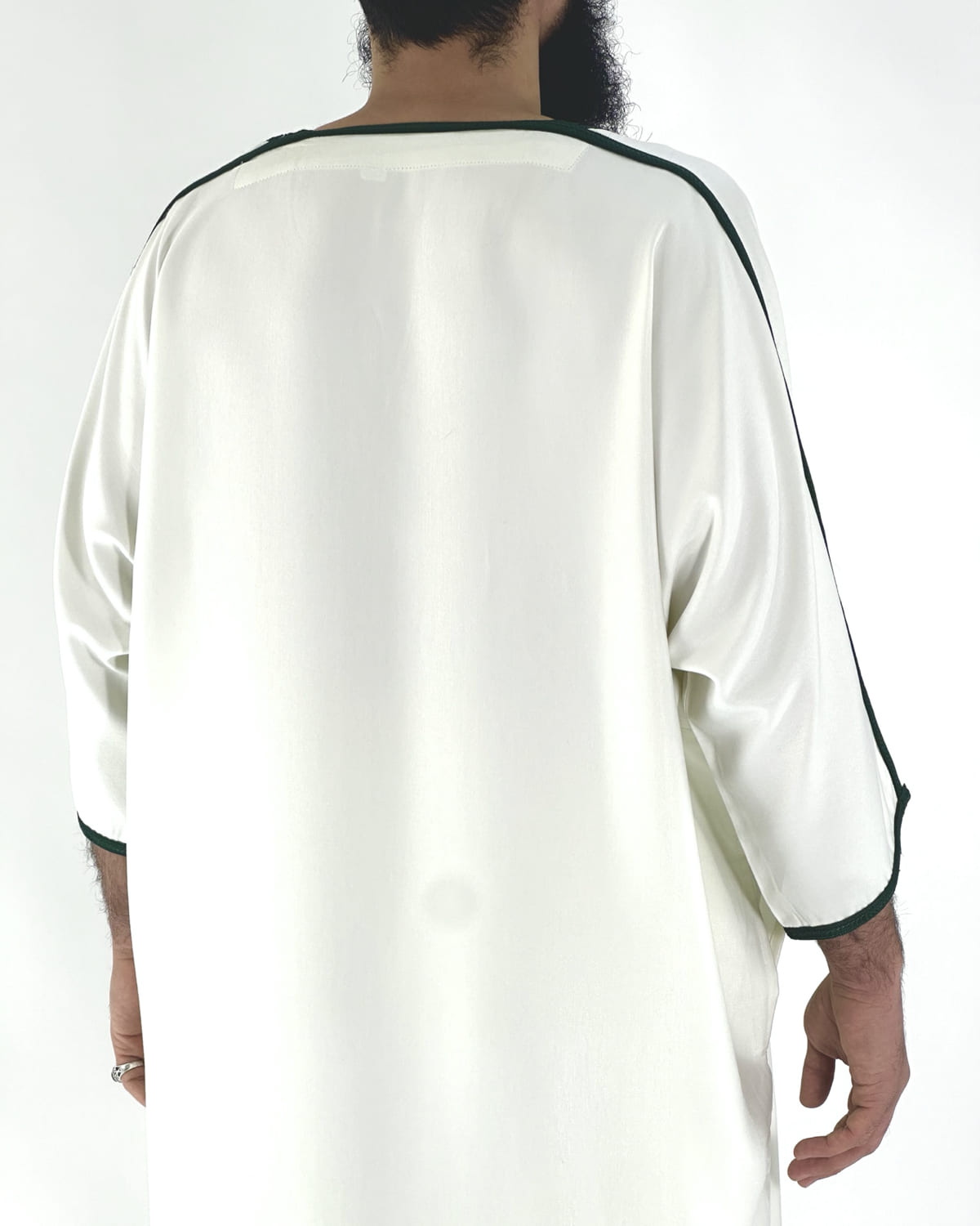 mannequin portant gandoura homme matiere gabardine de couleur blanc-et-vert avec un travail motifs traditionnels brodés vue dos