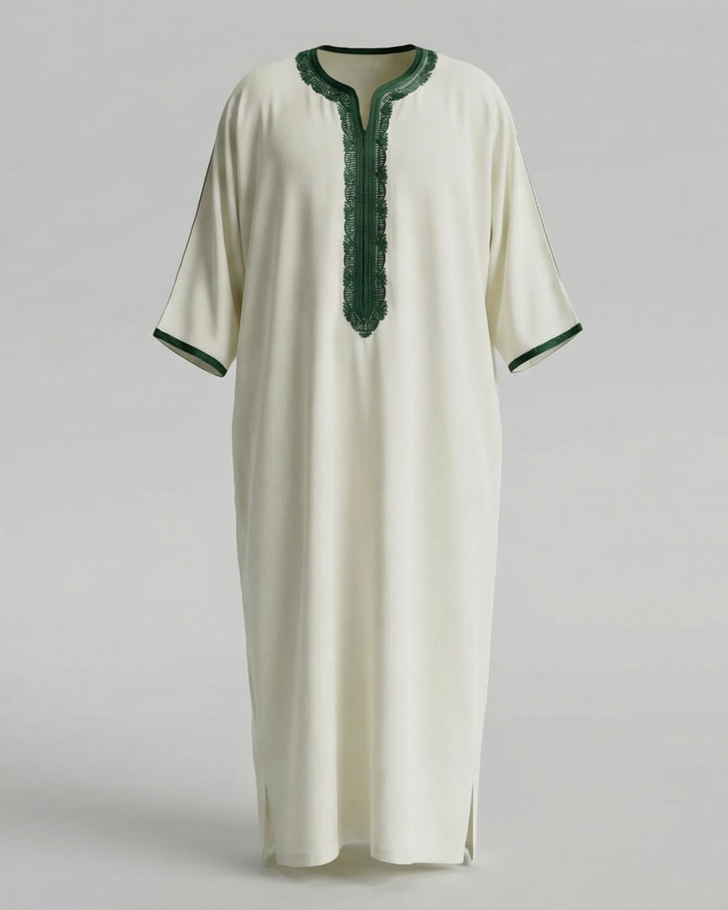 mannequin portant gandoura homme matiere gabardine de couleur blanc-et-vert avec un travail motifs traditionnels brodés vue entiere