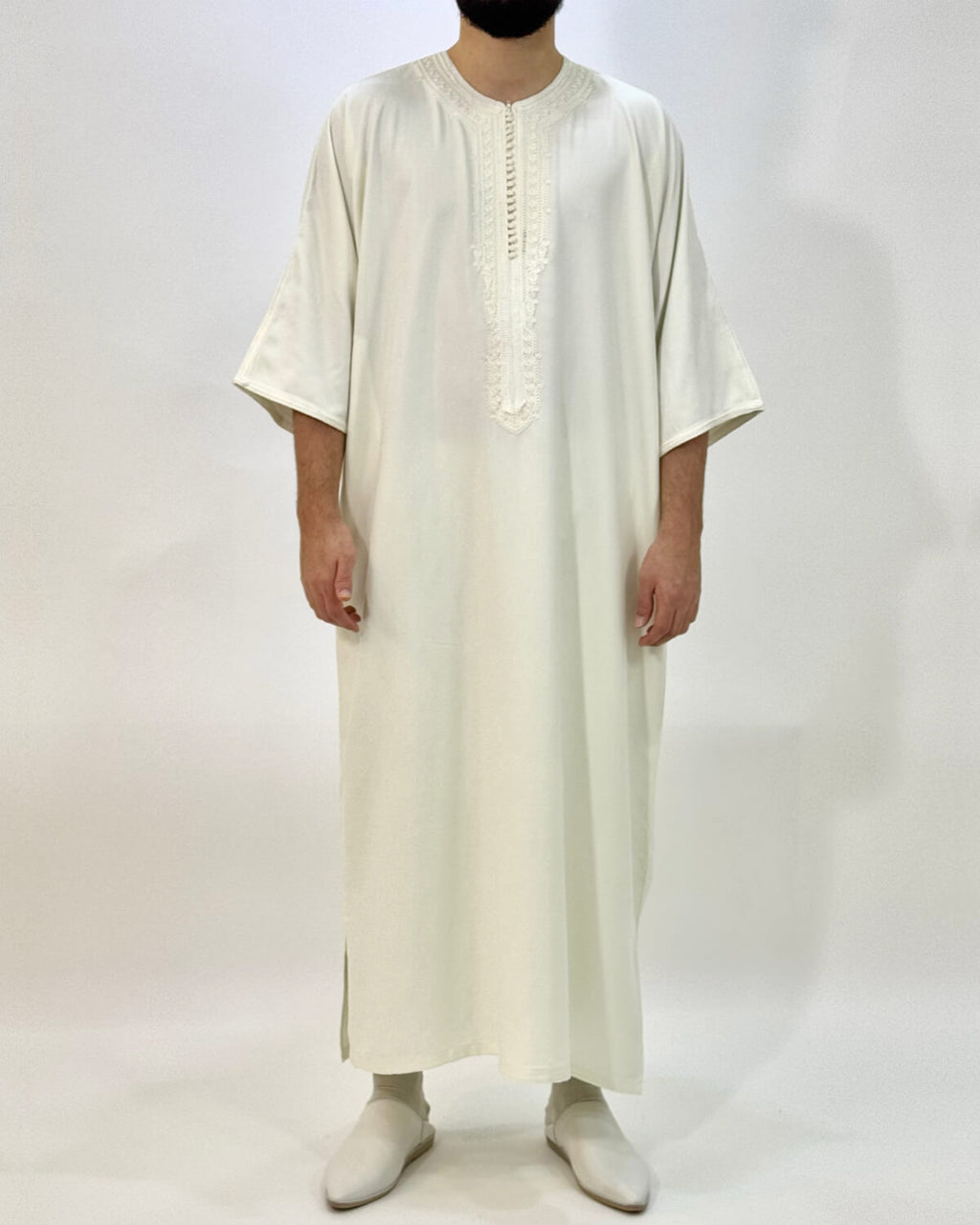 mannequin portant gandoura homme matiere gabardine de couleur blanc avec un travail finition faite main vue entiere